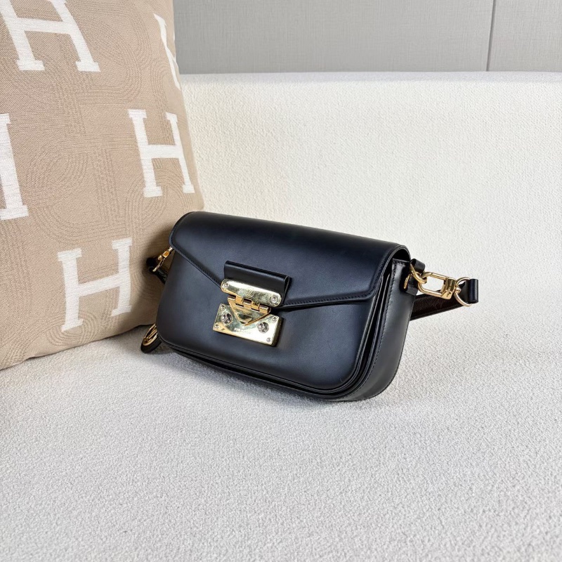 Lv秀款Swing黑色郵差包  芯片款 黑色 金扣 22*14*4 98新配件肩帶塵袋-3