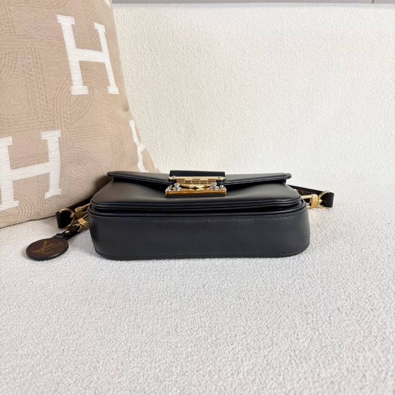 Lv秀款Swing黑色郵差包  芯片款 黑色 金扣 22*14*4 98新配件肩帶塵袋-4