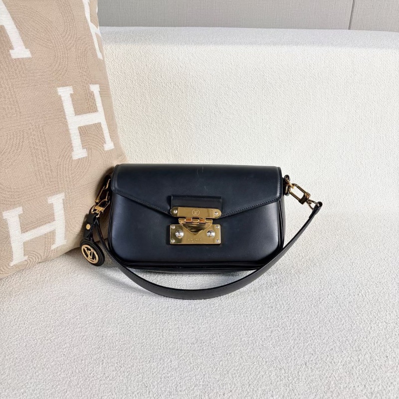 Lv秀款Swing黑色郵差包  芯片款 黑色 金扣 22*14*4 98新配件肩帶塵袋-6