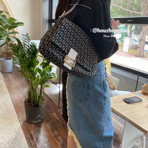 Fendi老花帆布腋下包  29*20*12 98新配件保卡 塵袋