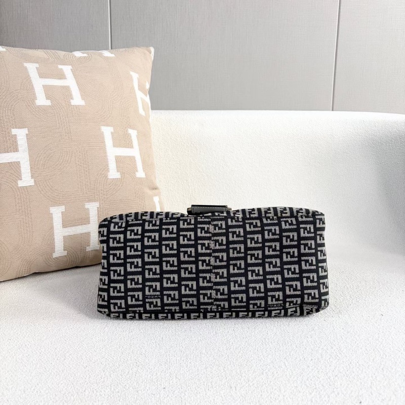 Fendi老花帆布腋下包  29*20*12 98新配件保卡 塵袋-5