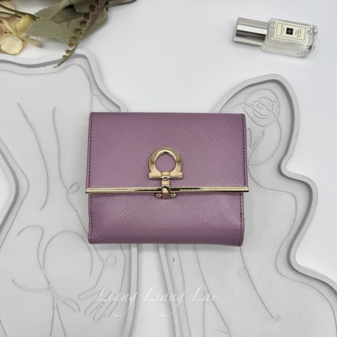 Salvatore Ferragamo Gancini 扣式粉紫色短夾