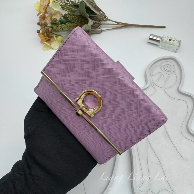Salvatore Ferragamo Gancini 扣式粉紫色短夾-16