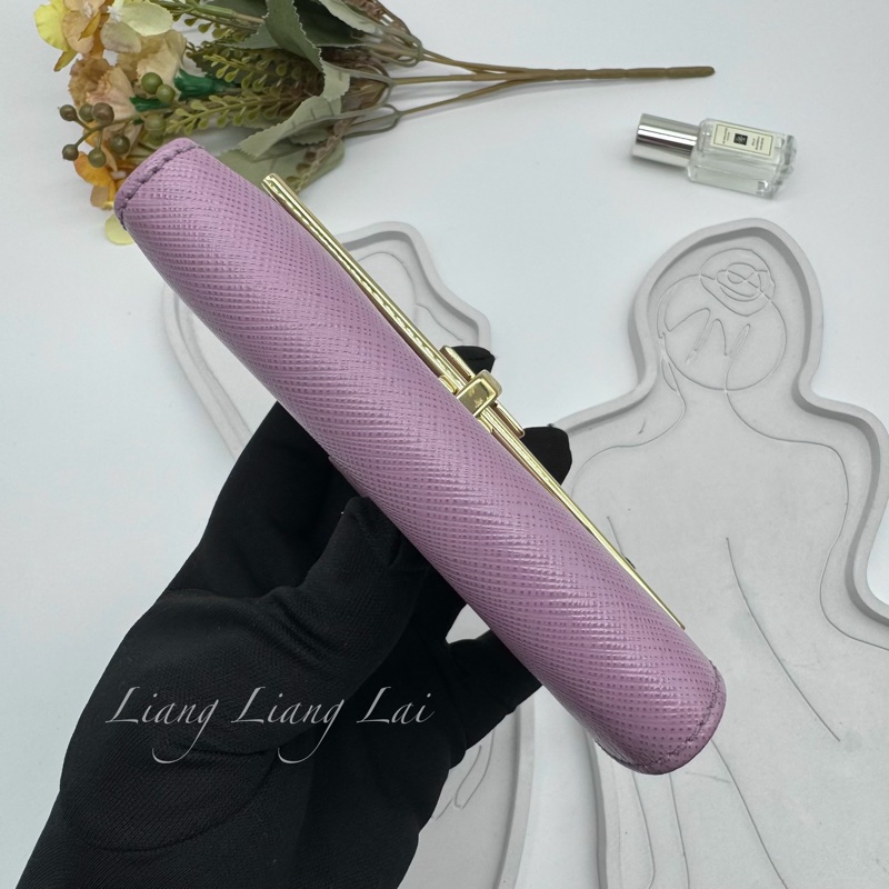 Salvatore Ferragamo Gancini 扣式粉紫色短夾-19