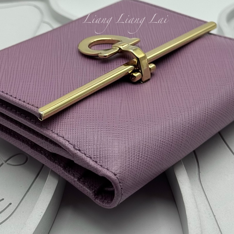 Salvatore Ferragamo Gancini 扣式粉紫色短夾-22