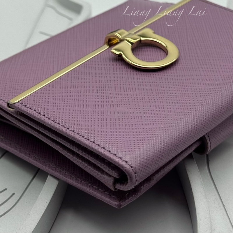 Salvatore Ferragamo Gancini 扣式粉紫色短夾-25