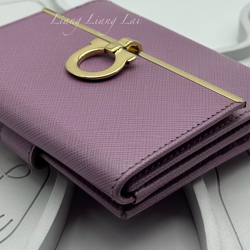 Salvatore Ferragamo Gancini 扣式粉紫色短夾-31