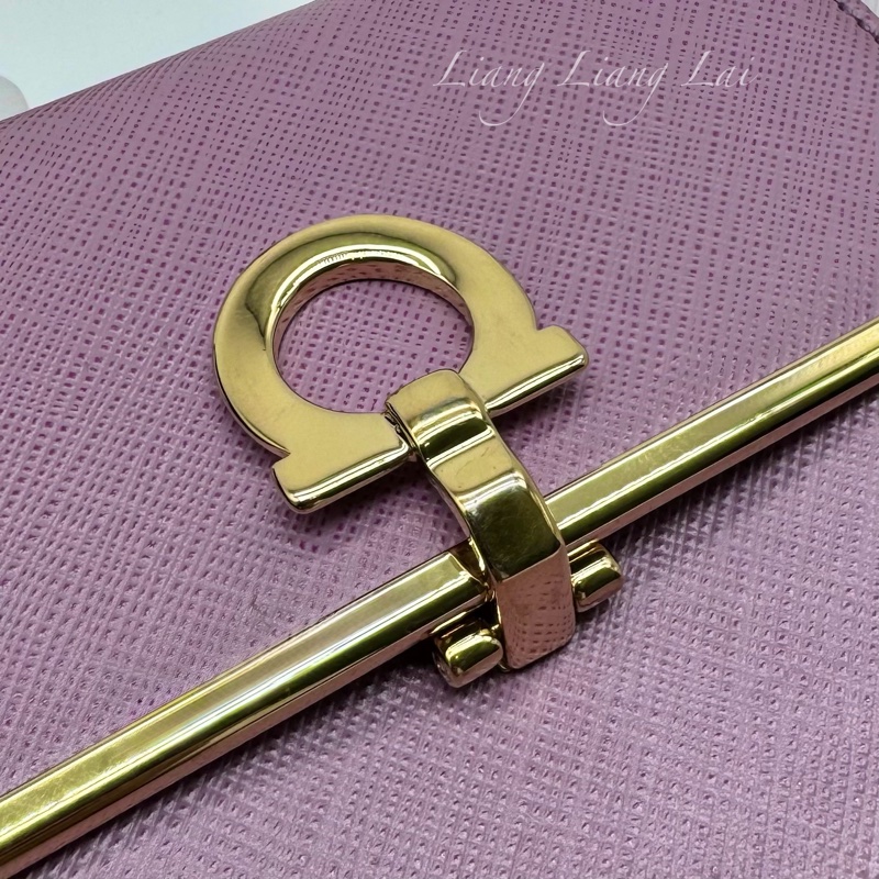 Salvatore Ferragamo Gancini 扣式粉紫色短夾-33