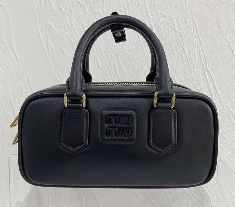 miumiu 黑色小號保齡球手提包-1
