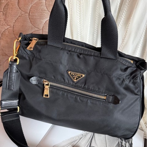 普拉達 包 尼龍斜挎包 包包 黑色 黑色 黑銀 皮革包 二手古董包 古董 中古二手prada Re-Nylon black crossbody bag