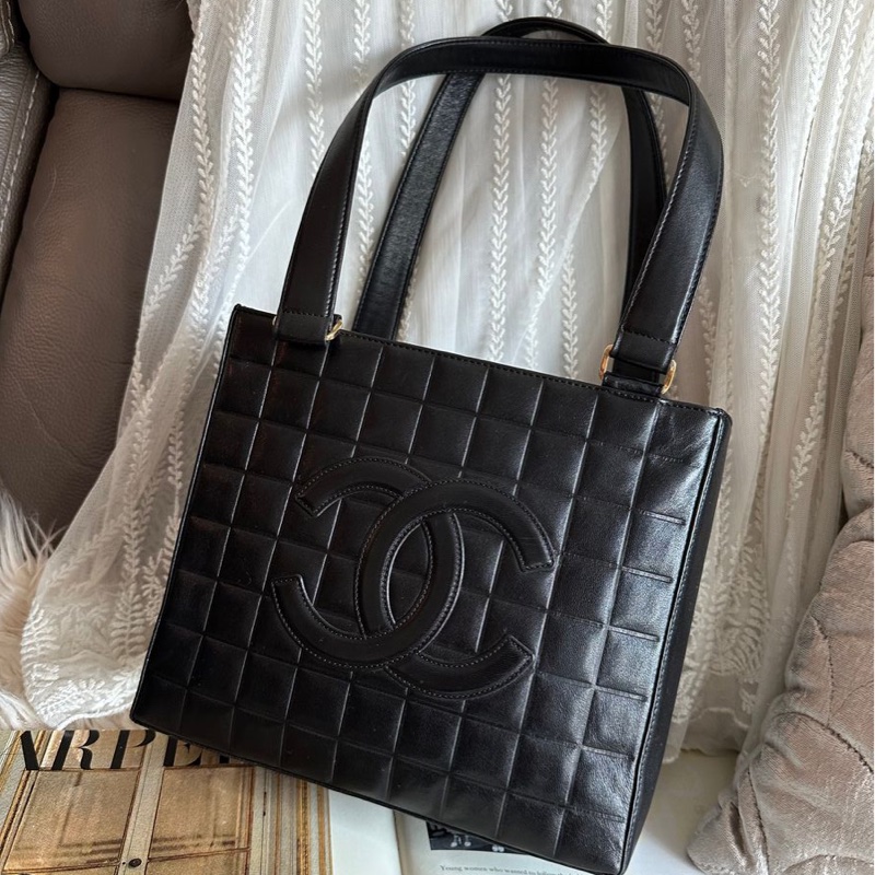 香奈兒包 黑色包 冰格金扣 托特包包 黑色皮革 托特包 包包 皮革包 二手 古董包 古董 中古包 二手 vintage chanel black chocolate bar shoulder bag-0