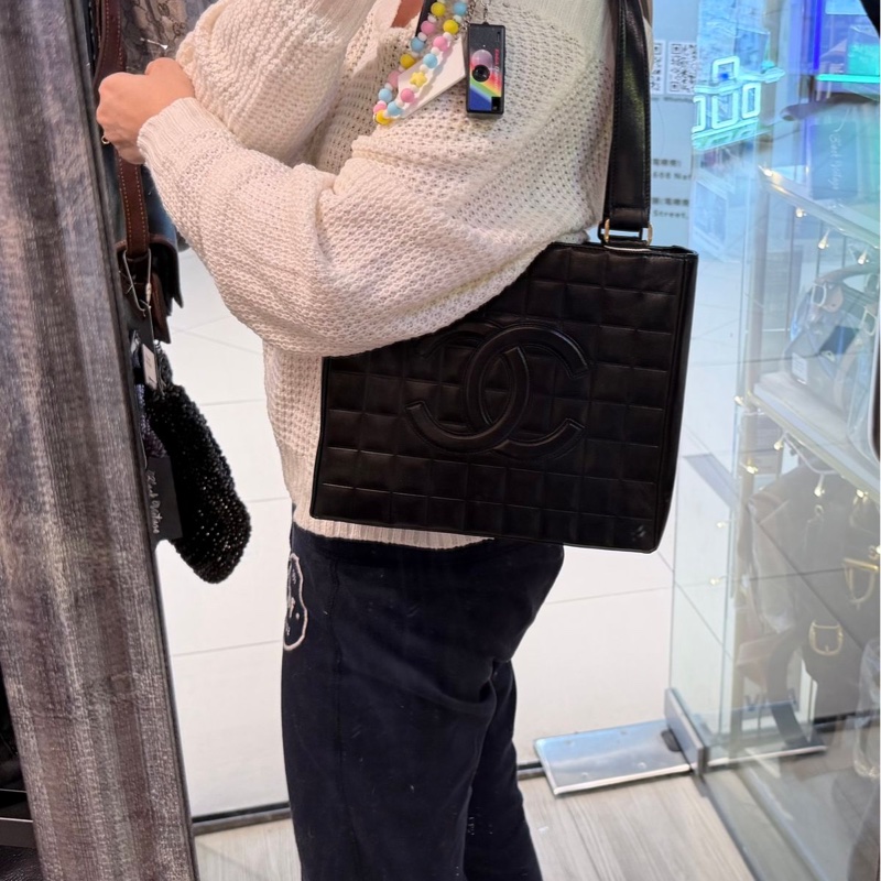 香奈兒包 黑色包 冰格金扣 托特包包 黑色皮革 托特包 包包 皮革包 二手 古董包 古董 中古包 二手 vintage chanel black chocolate bar shoulder bag-1