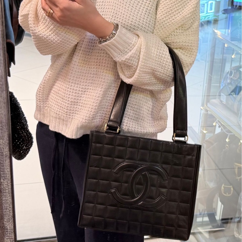 香奈兒包 黑色包 冰格金扣 托特包包 黑色皮革 托特包 包包 皮革包 二手 古董包 古董 中古包 二手 vintage chanel black chocolate bar shoulder bag-2