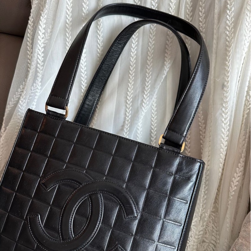 香奈兒包 黑色包 冰格金扣 托特包包 黑色皮革 托特包 包包 皮革包 二手 古董包 古董 中古包 二手 vintage chanel black chocolate bar shoulder bag-6