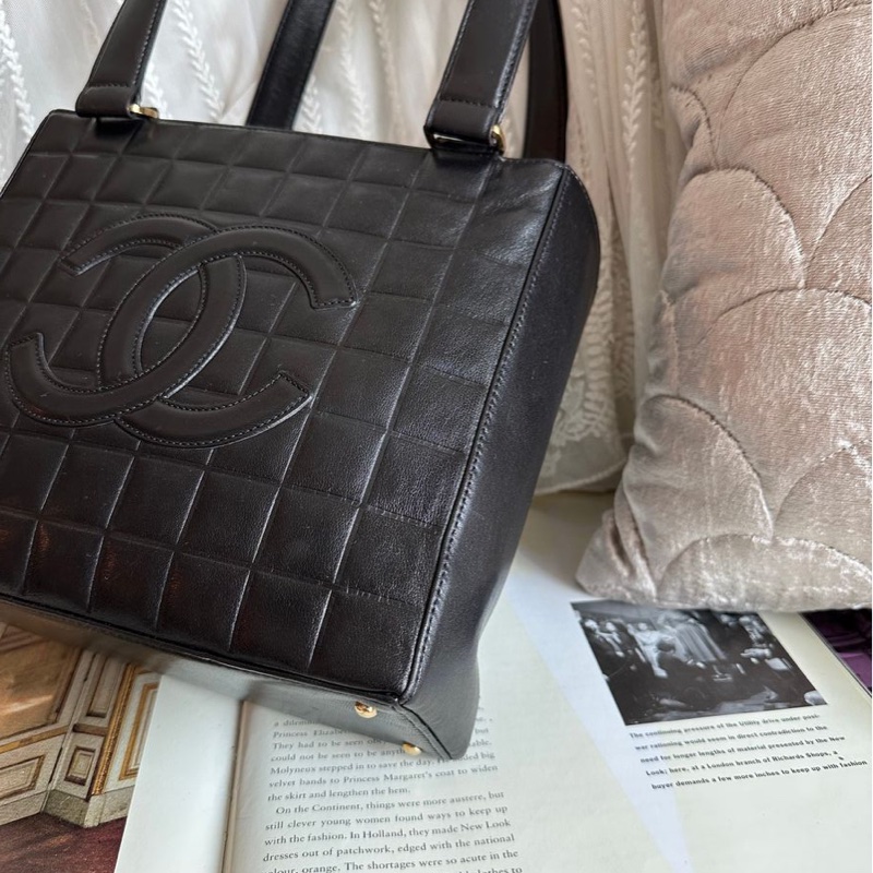 香奈兒包 黑色包 冰格金扣 托特包包 黑色皮革 托特包 包包 皮革包 二手 古董包 古董 中古包 二手 vintage chanel black chocolate bar shoulder bag-11