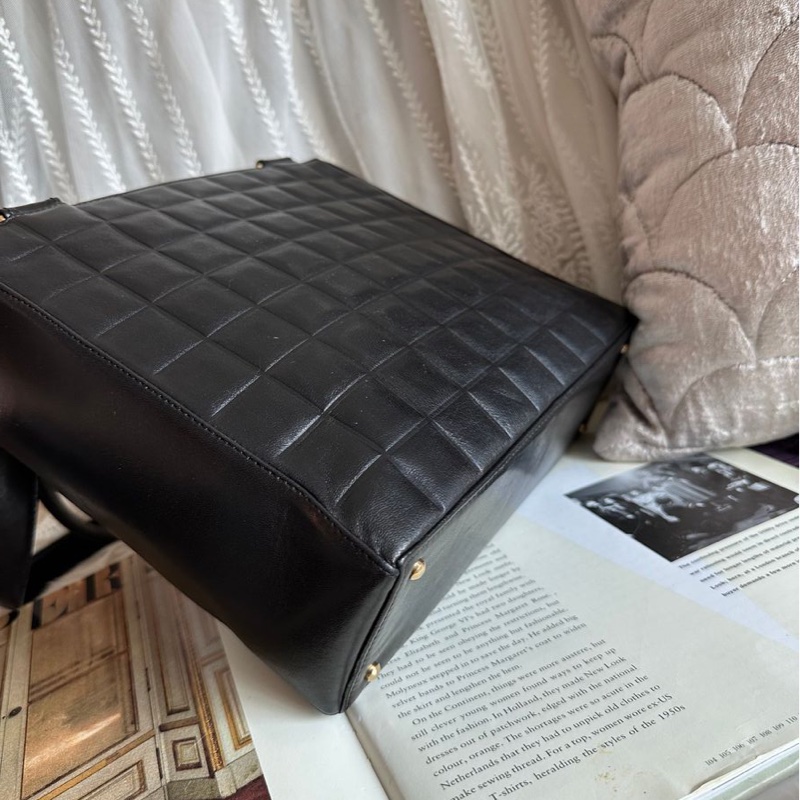 香奈兒包 黑色包 冰格金扣 托特包包 黑色皮革 托特包 包包 皮革包 二手 古董包 古董 中古包 二手 vintage chanel black chocolate bar shoulder bag-13