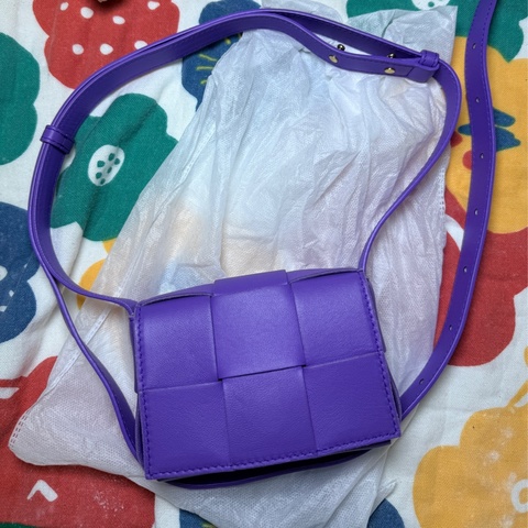 Bottega Veneta Mini Cassette 編織紫色皮革斜背包。