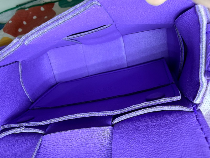 Bottega Veneta Mini Cassette 編織紫色皮革斜背包。-1