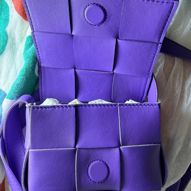 Bottega Veneta Mini Cassette 編織紫色皮革斜背包。-2