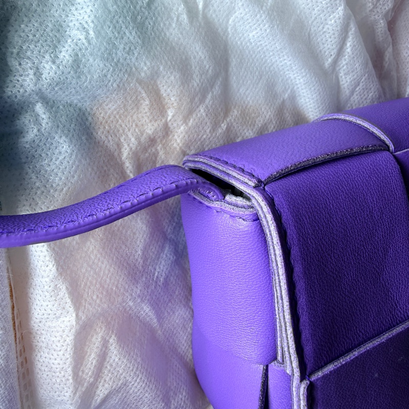 Bottega Veneta Mini Cassette 編織紫色皮革斜背包。-4