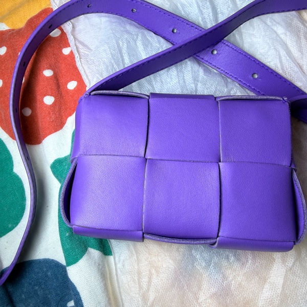 Bottega Veneta Mini Cassette 編織紫色皮革斜背包。-6