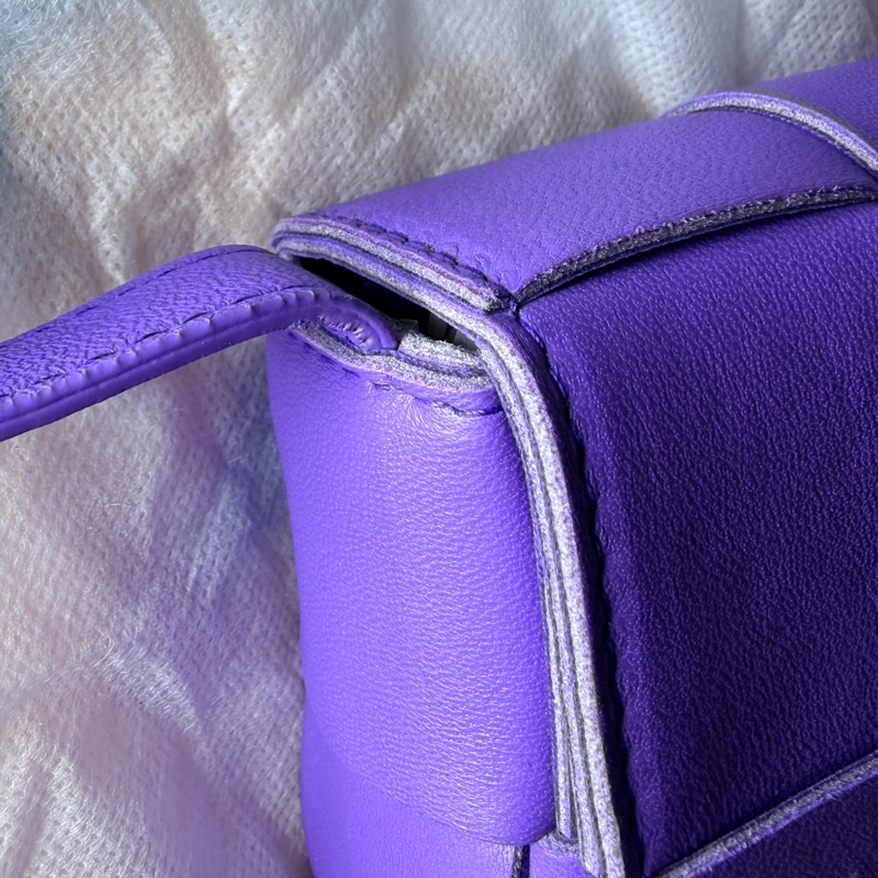 Bottega Veneta Mini Cassette 編織紫色皮革斜背包。-7