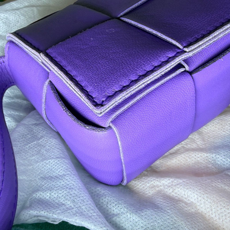 Bottega Veneta Mini Cassette 編織紫色皮革斜背包。-8