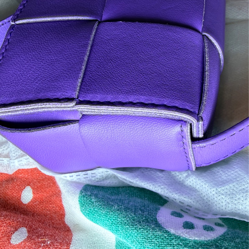 Bottega Veneta Mini Cassette 編織紫色皮革斜背包。-9