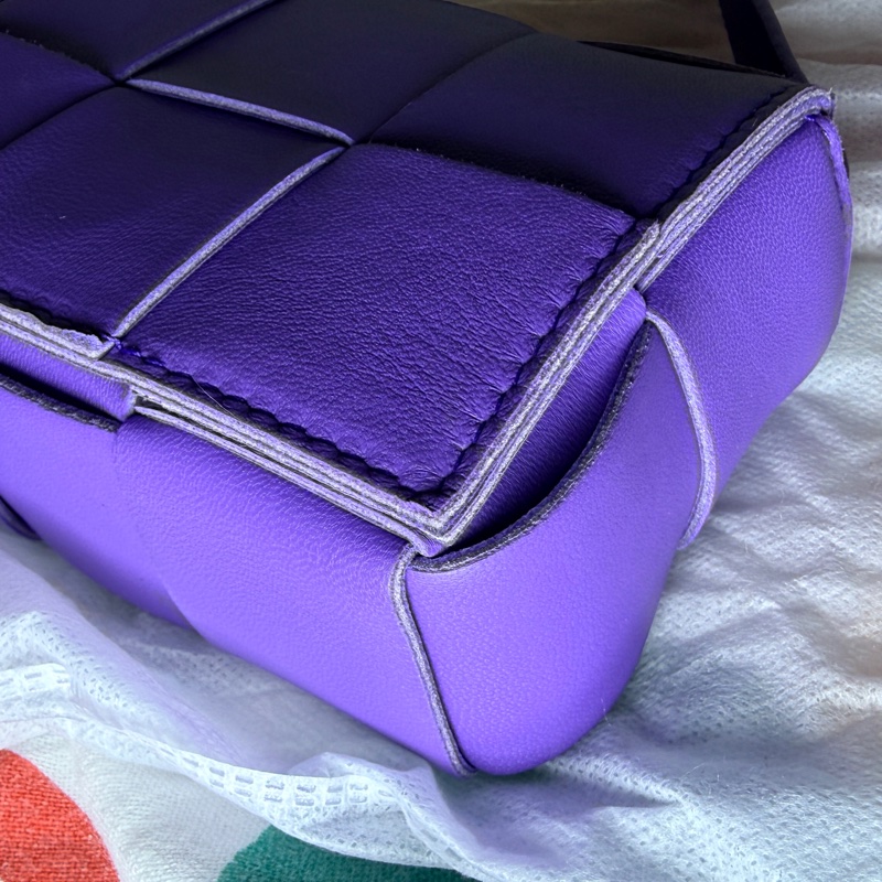 Bottega Veneta Mini Cassette 編織紫色皮革斜背包。-10