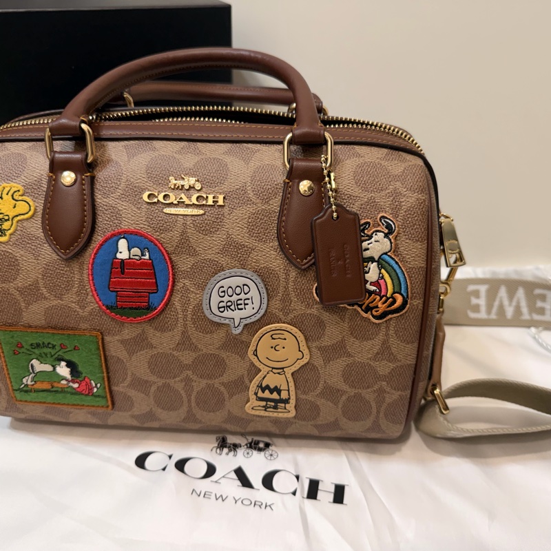 COACH SNOOPY 徽章 貼布 中款 波士頓包 贈LOEWE背帶-0