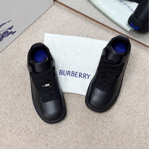 閒置未使用 博柏利Burberry 黑色系帶休閒鞋 經典徽標壓花設計附件：塵袋