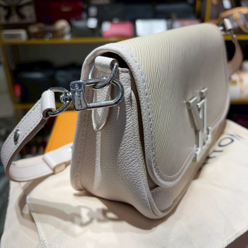 LV BUCI 奶白色水波紋法棍包-1