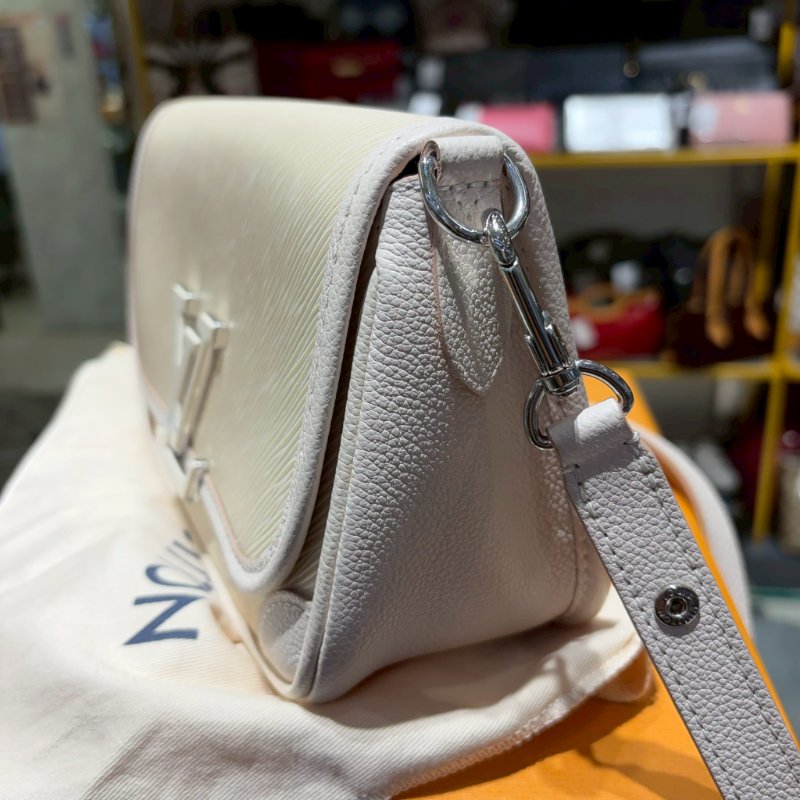 LV BUCI 奶白色水波紋法棍包-2