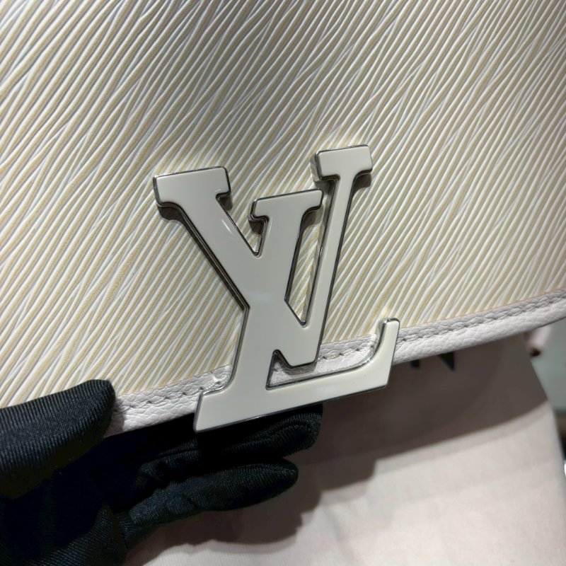LV BUCI 奶白色水波紋法棍包-4