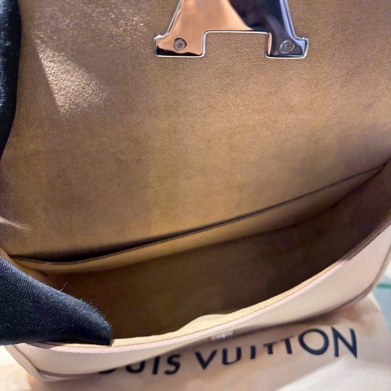 LV BUCI 奶白色水波紋法棍包-5