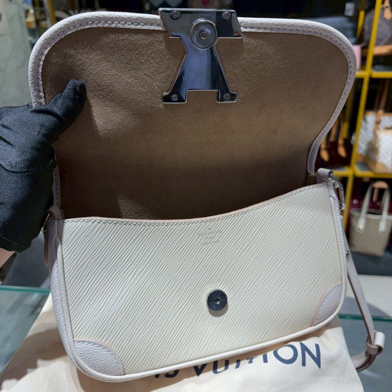 LV BUCI 奶白色水波紋法棍包-6