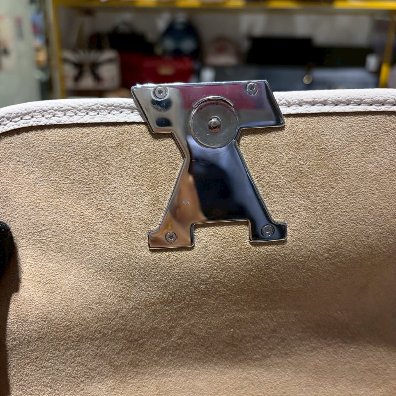 LV BUCI 奶白色水波紋法棍包-7