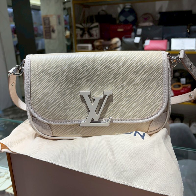 LV BUCI 奶白色水波紋法棍包-8