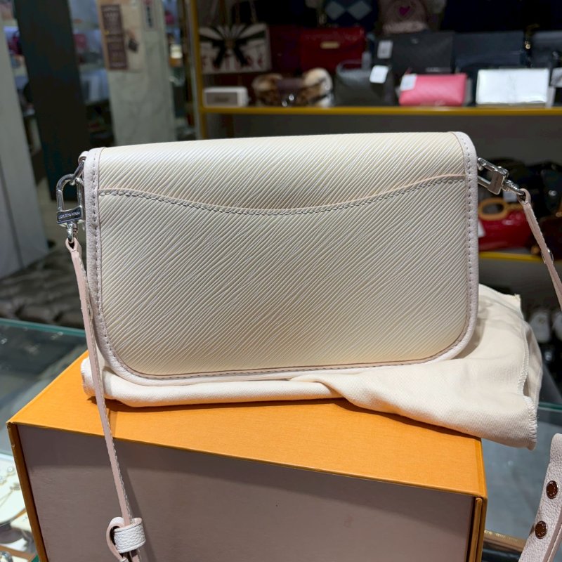 LV BUCI 奶白色水波紋法棍包-9