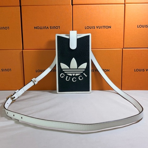 ✨近新閒置 夢幻聯名 ✨Gucci x adidas✨ 黑白手機包 肩背 斜背包