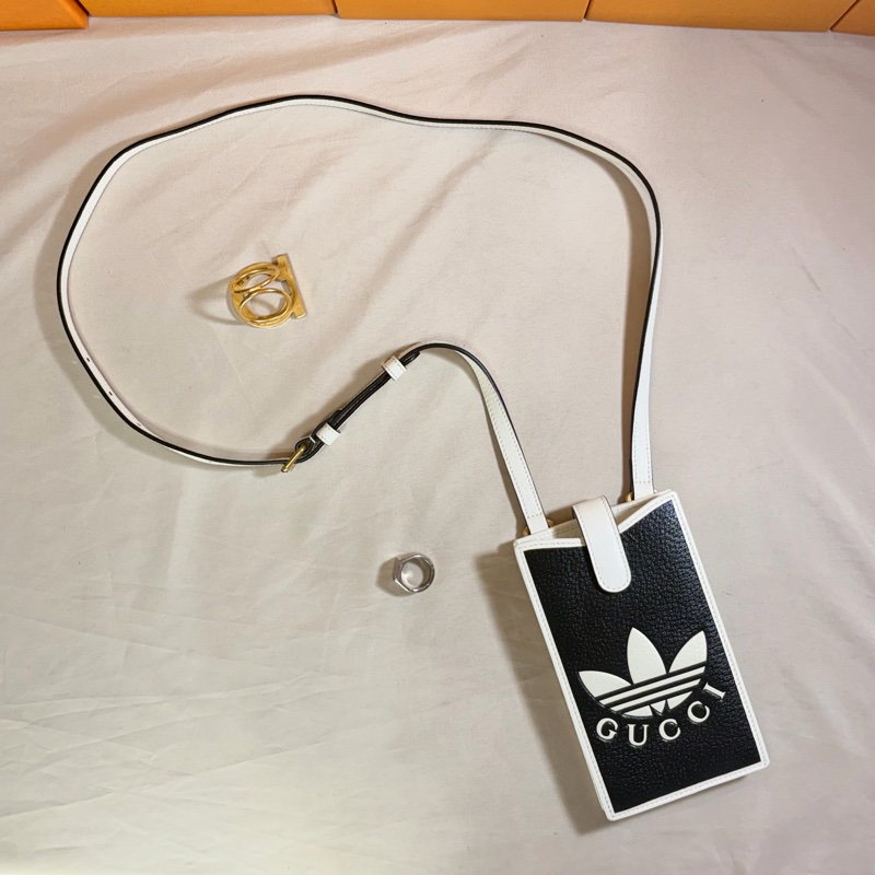 ✨近新閒置 夢幻聯名 ✨Gucci x adidas✨ 黑白手機包 肩背 斜背包-1