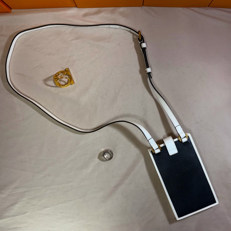 ✨近新閒置 夢幻聯名 ✨Gucci x adidas✨ 黑白手機包 肩背 斜背包-3