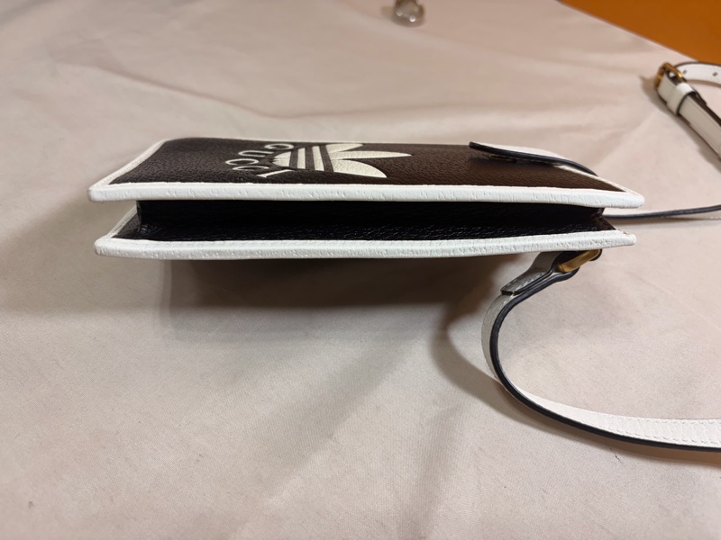 ✨近新閒置 夢幻聯名 ✨Gucci x adidas✨ 黑白手機包 肩背 斜背包-6