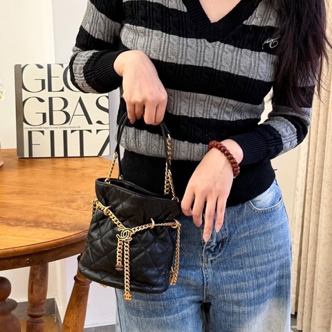 CHANEL 黑金22p琺瑯 手提肩背水桶包 18*19*11 99新配件盒子 塵袋