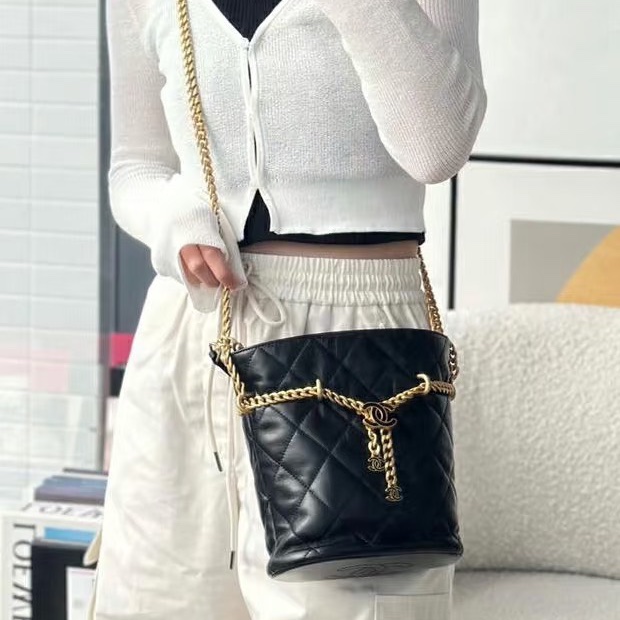 CHANEL 黑金22p琺瑯 手提肩背水桶包 18*19*11 99新配件盒子 塵袋-1