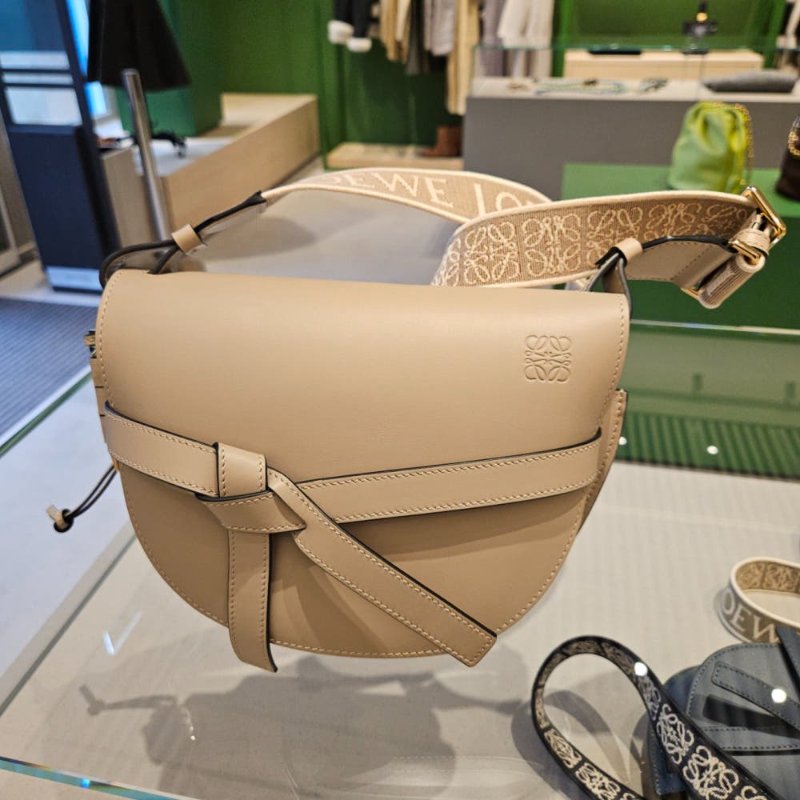 Loewe 柔軟小牛皮緹花小號 Gate 包 沙色-0