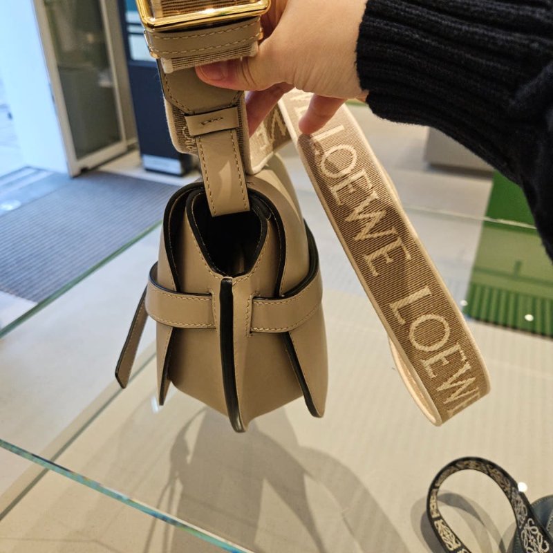 Loewe 柔軟小牛皮緹花小號 Gate 包 沙色-1
