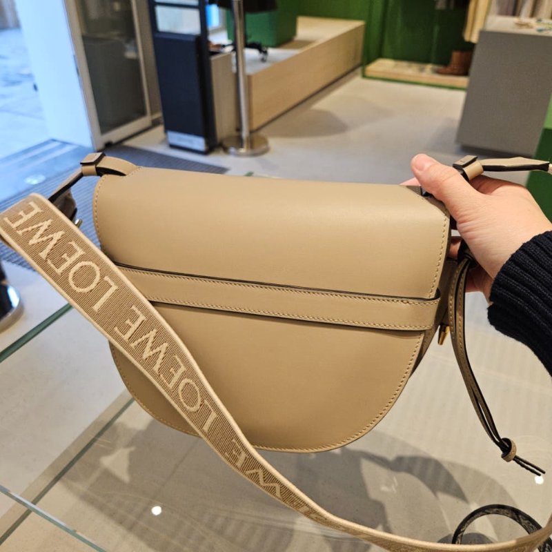 Loewe 柔軟小牛皮緹花小號 Gate 包 沙色-3