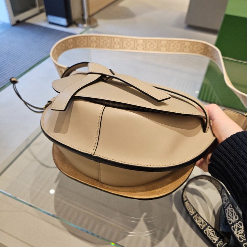 Loewe 柔軟小牛皮緹花小號 Gate 包 沙色-4