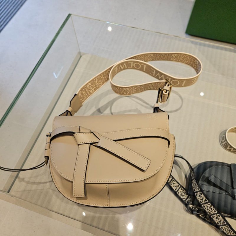 Loewe 柔軟小牛皮緹花小號 Gate 包 沙色-5